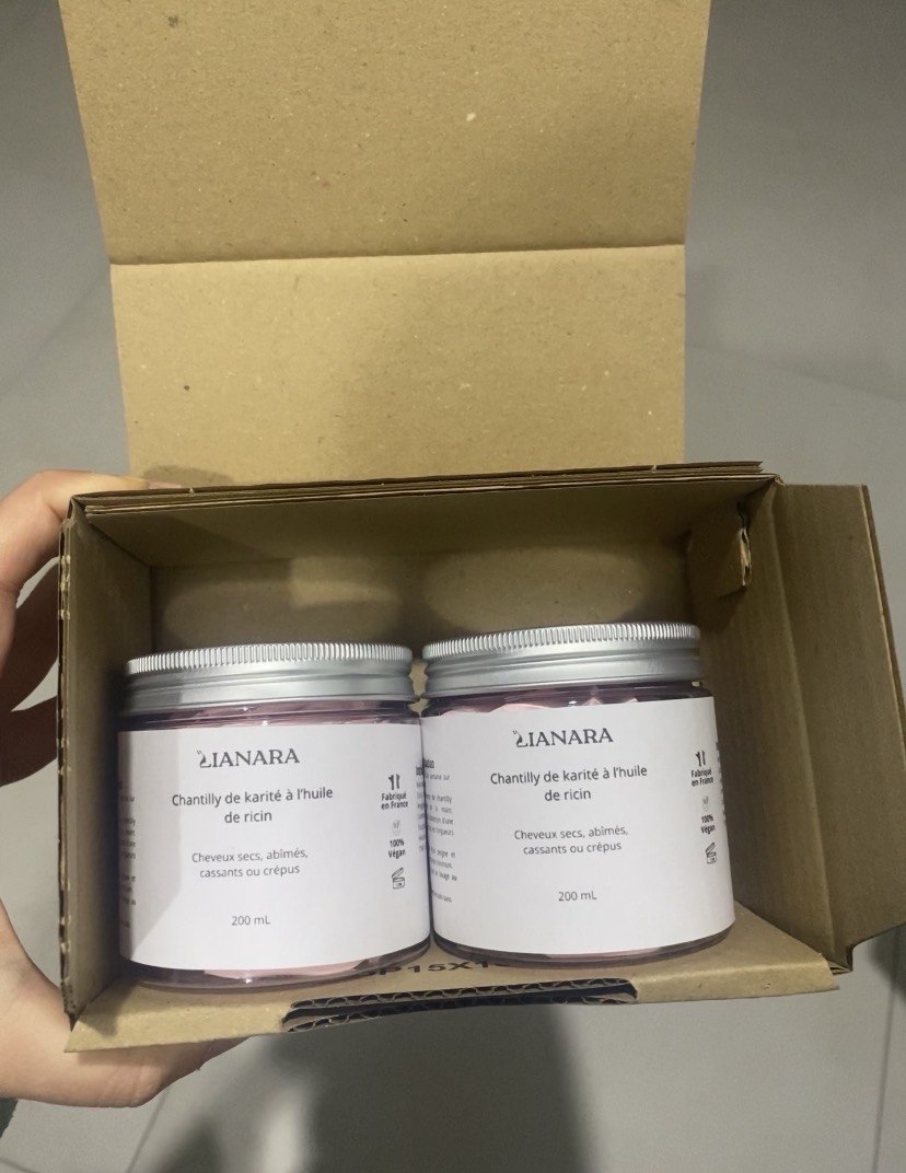 Déballage de deux pots de chantilly de karité à l'huile de ricin Lianara, 100 % vegan, fabriqués en France