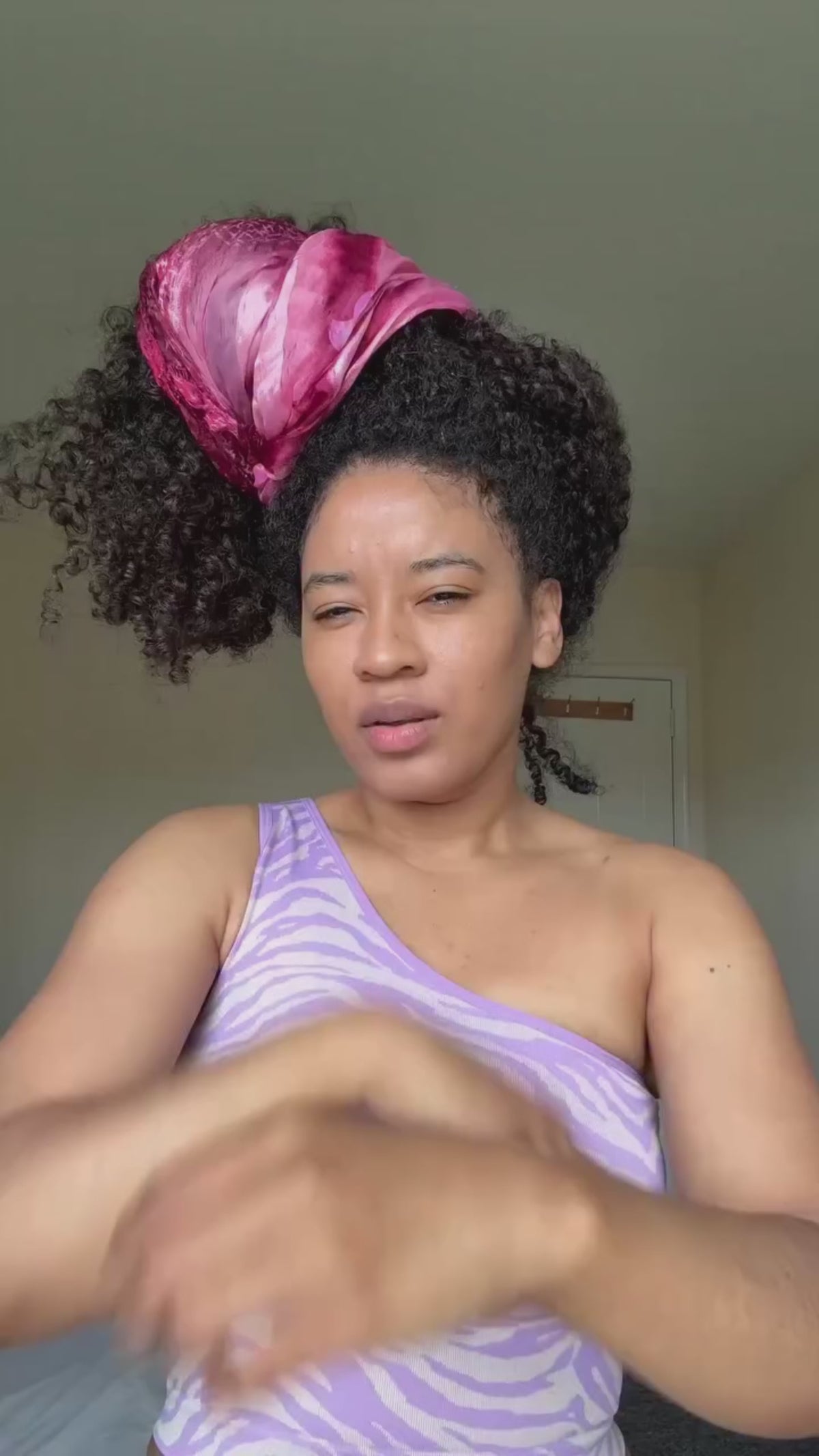 Femme aux cheveux crépus appliquant la crème pour boucles Lianara