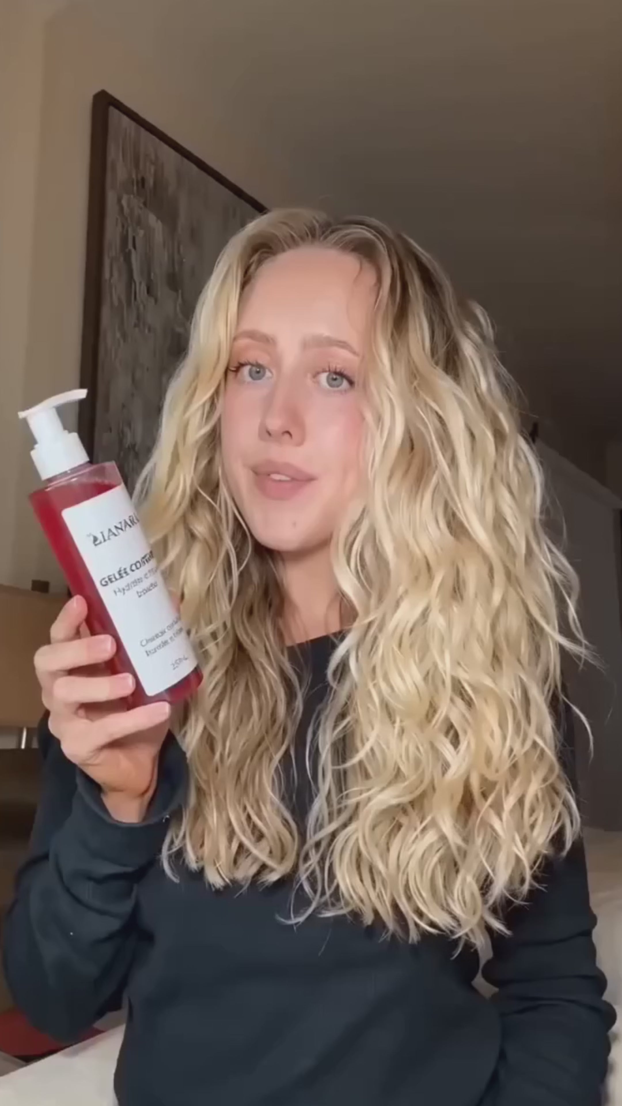 Cliente aux cheveux ondulés présentant sa routine cheveux ondulés