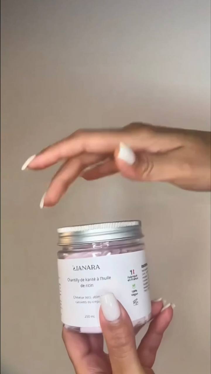 Avis cliente ouvrant son masque cheveux secs chantilly Lianara