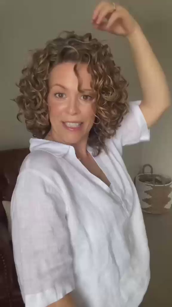 Femme aux cheveux bouclés montrant le résultat de la gamme cheveux bouclés Lianara